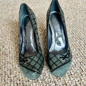Super cute, fun heels.